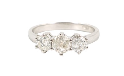 Lot 307 - A 14CT WHITE GOLD THREE STONE DIAMOND RING