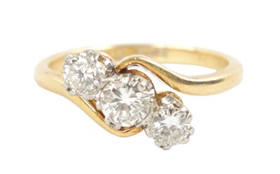 Lot 514 - AN 18CT GOLD THREE STONE OFFSET DIAMOND RING