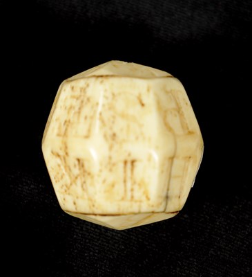 Lot 60 - AN 18TH CENTURY CARVED BONE EDUCATIONAL THROWING DICE TO TEACH SPELLING & LITERACY