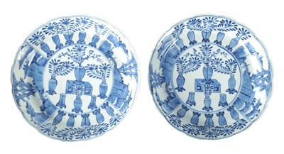 Lot 211 - A PAIR OF 18TH/19TH CENTURY CHINESE BLUE & WHITE PORCELAIN BOWLS