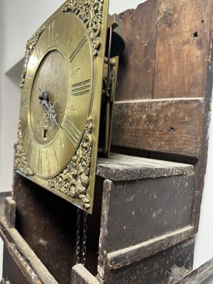 Lot 1235 - GABRIEL SMITH, BARTHOMLEY. AN EARLY 18TH CENTURY OAK 30-HOUR LONGCASE CLOCK