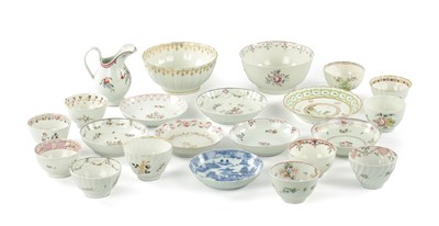 Lot 552 - A COLLECTION OF 22 CERAMIC ITEMS