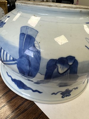 Lot 497 - A CHINESE MING DYNASTY BLUE AND WHITE PORCELAIN CENSER ON HARDWOOD STAND