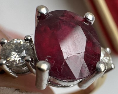 Lot 620 - AN 18CT GOLD RUBY AND DIAMOND RING