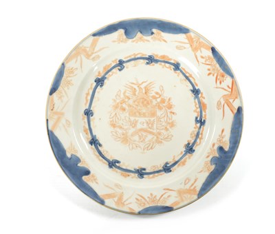 Lot 590 - AN 18TH CENTURY CHINESE ARMORIAL PORCELAIN PLATE