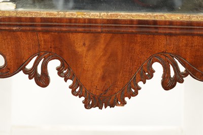 Lot 1405 - A GOOD GEORGE III MAHOGANY AND PARCEL GILT HANGING MIRROR