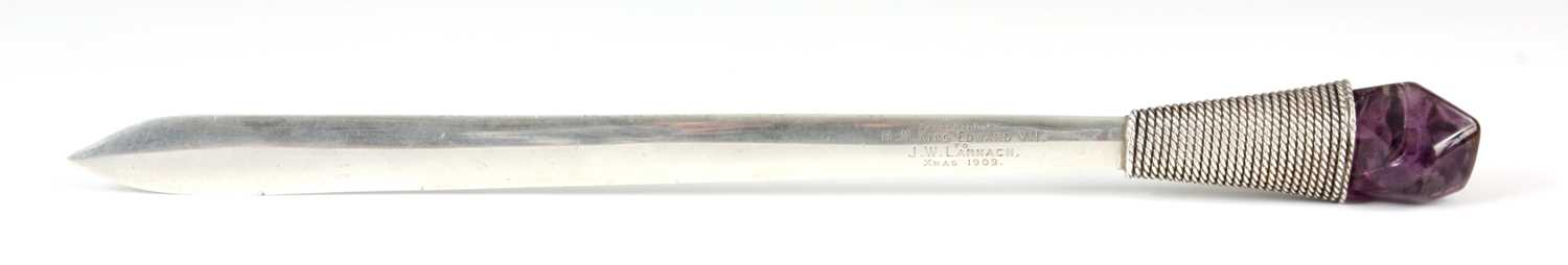Lot 505 - A RARE SILVER AND AMETHYST PAPER KNIFE WITH