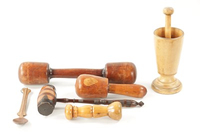 Lot 1092 - A COLLECTION OF VARIOUS TURNED WOOD AND TREEN ITEMS