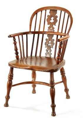 Lot 359 - AN EARLY 19TH CENTURY NOTTINGHAMSHIRE YEW-WOOD LOW BACK WINDSOR CHAIR