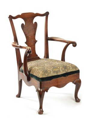 Lot 352 - AN 18TH CENTURY FIGURED MAHOGANY COMMODE CHAIR
