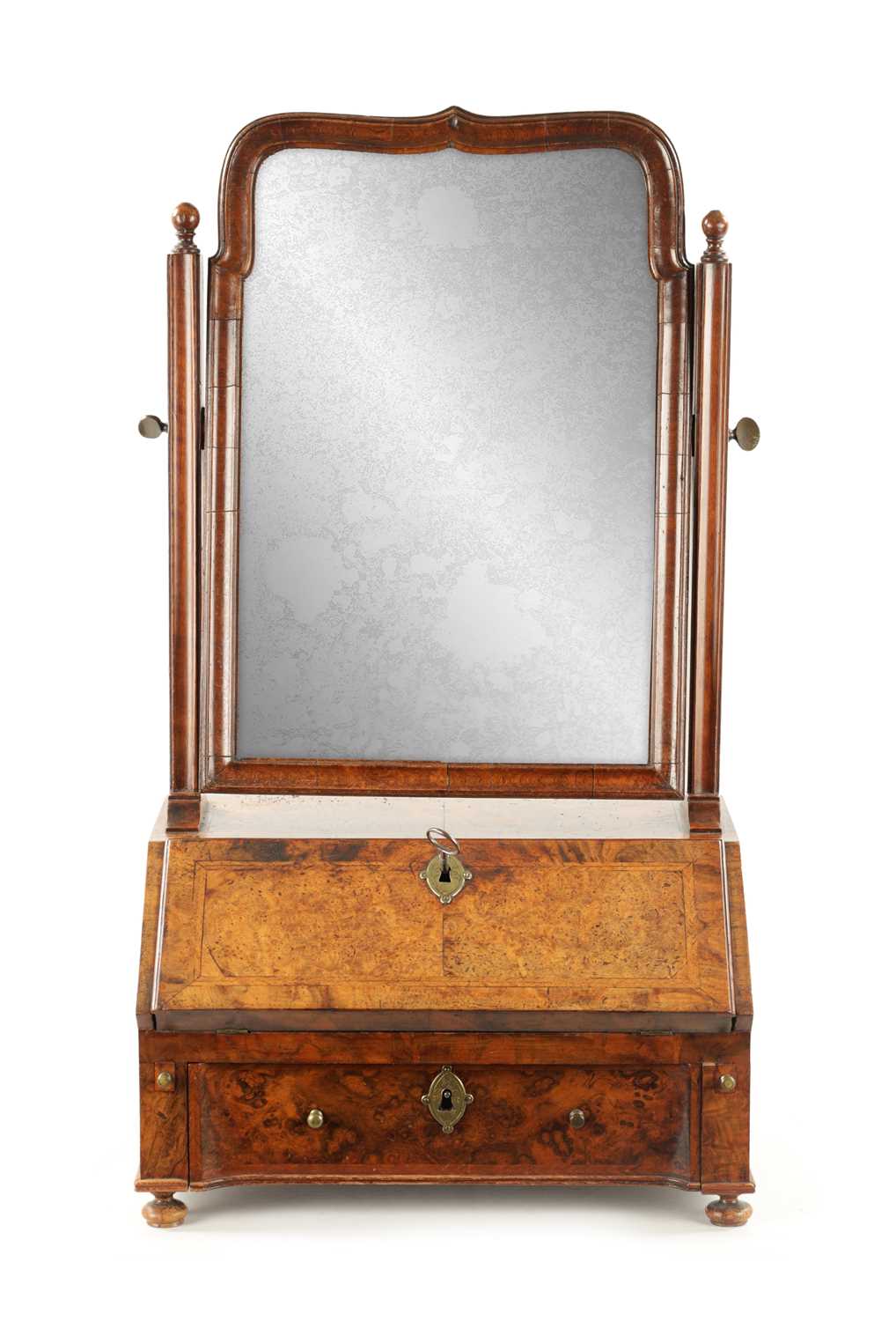Lot 356 - A FINE QUEEN ANNE HERRINGBONE BANDED AND BURR WALNUT TABLE MIRROR