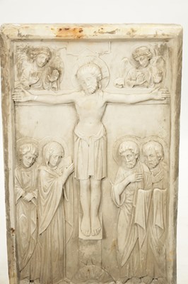 Lot 128 - A FINE 19TH CENTURY CARVED CARREA MARBLE PLAQUE DEPICTING THE CRUCIFIXION