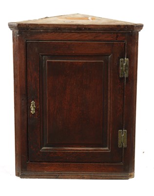 Lot 405 - A SMALL 18TH CENTURY PANELLED OAK HANGING CORNER CUPBOARD