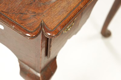 Lot 301 - A GOOD QUEEN ANNE OAK LOWBOY WITH DOUBLE REENTRANT CORNERED TOP