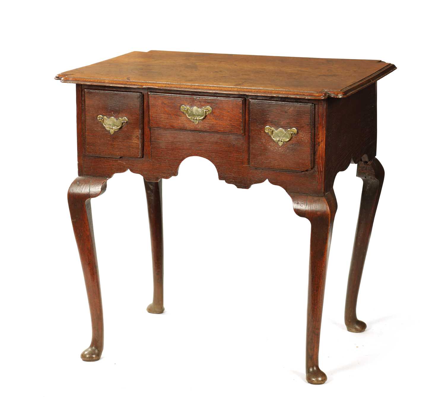 Lot 301 - A GOOD QUEEN ANNE OAK LOWBOY WITH DOUBLE REENTRANT CORNERED TOP