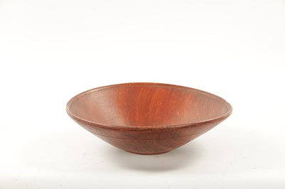 Lot 320 - A 19TH CENTURY SCUMPLED PINE TREEN FRUIT BOWL POSSIBLY AMERICAN