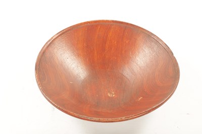 Lot 320 - A 19TH CENTURY SCUMPLED PINE TREEN FRUIT BOWL POSSIBLY AMERICAN