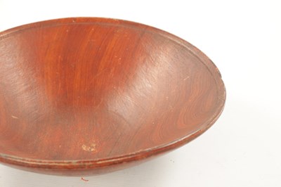 Lot 320 - A 19TH CENTURY SCUMPLED PINE TREEN FRUIT BOWL POSSIBLY AMERICAN