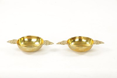 Lot 119 - A PAIR OF EARLY CAST BRASS PORRINGERS