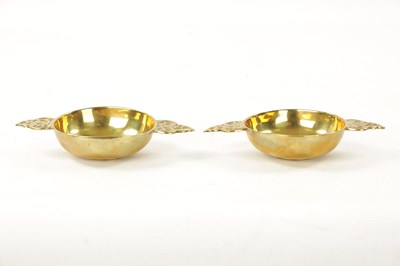 Lot 119 - A PAIR OF EARLY CAST BRASS PORRINGERS