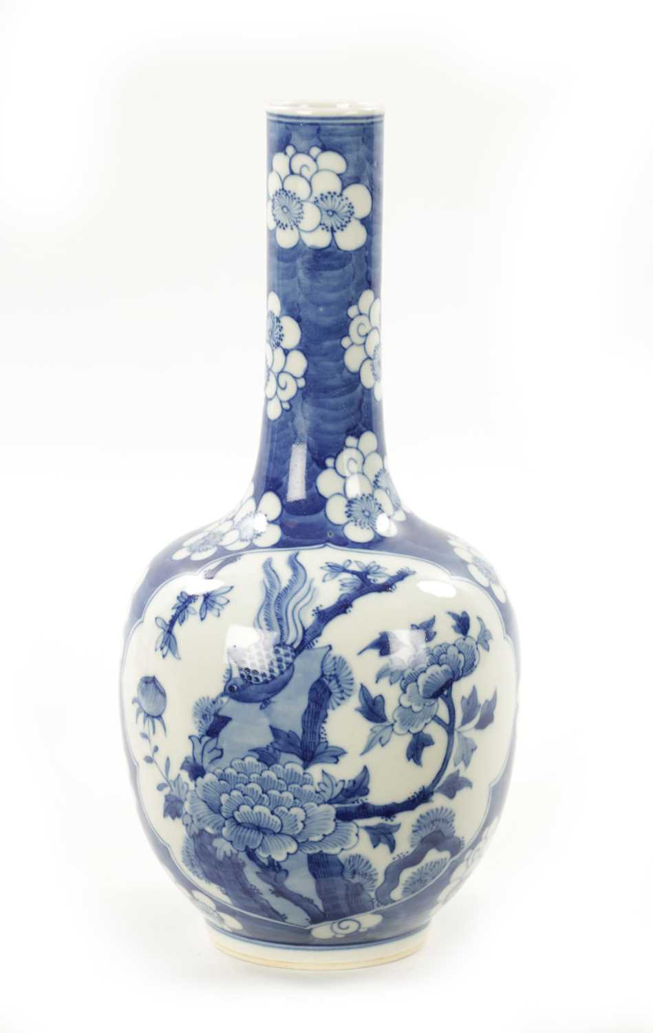 Lot 517 - A 19TH CENTURY CHINESE BLUE AND WHITE BOTTLE NECK VASE