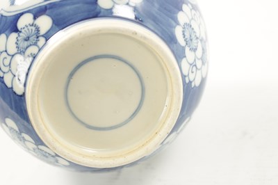 Lot 517 - A 19TH CENTURY CHINESE BLUE AND WHITE BOTTLE NECK VASE