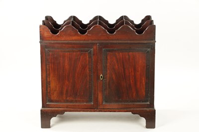 Lot 1401 - AN EARLY GEORGE III FIGURED MAHOGANY BUTLER’S CELLARETTE