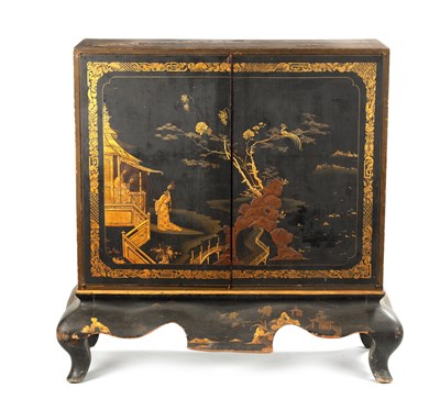 Lot 1473 - AN ENGLISH REGENCY CHINOISERIE DECORATED LACQUERWORK CABINET ON STAND