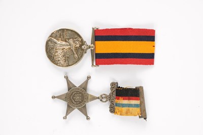 Lot 840 - A SILVER KIMBERLEY STAR MEDAL AND A QUEENS SOUTH AFRICAN MEDAL