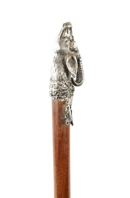 Lot 746 - AN EARLY 20TH CENTURY CONTINENTAL SILVER-HANDLED WALKING CANE