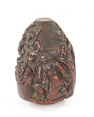 Lot 1100 - A FINE 18TH CENTURY FRENCH CARVED COQUILLA NUT SNUFF BOX