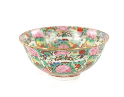Lot 541 - A 20TH CENTURY CHINESE EXPORT FAMILLE ROSE SMALL RICE BOWL