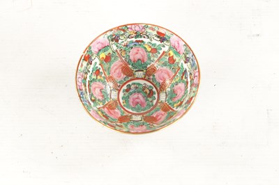Lot 541 - A 20TH CENTURY CHINESE EXPORT FAMILLE ROSE SMALL RICE BOWL