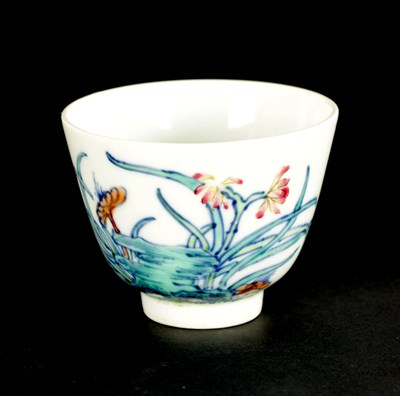 Lot 503 - A SMALL CHINESE QING DYNASTY DOCAI PORCELAIN ORCHID FLOWER CUP