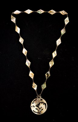 Lot 544 - A 19TH CENTURY CHINESE ABALONE NECKLACE