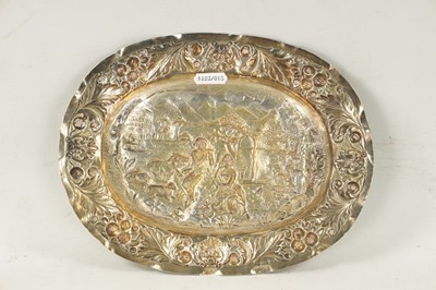 Lot 707 - AN 18TH CENTURY GERMAN REPOUSSE SILVER AND SILVER GILT OVAL CHARGER