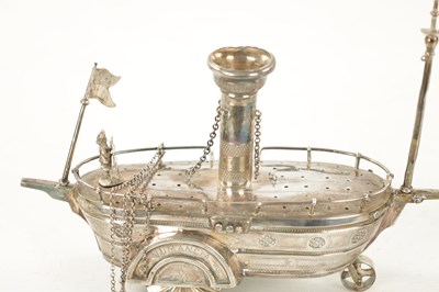 Lot 727 - AN EARLY 20TH CENTURY SILVER METAL NOVELTY TABLE LIGHTER