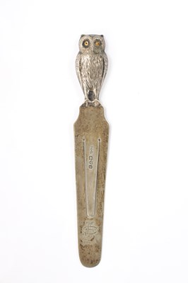 Lot 735 - AN EARLY 20TH CENTURY SILVER NOVELTY BOOKMARK FORMED AS AN OWL