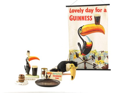 Lot 1009 - A CARLTON GUINNESS ADVERTISING TABLE LAMP, A GUINNESS ASHTRAY AND VARIOUS OTHER RELATED ITEMS
