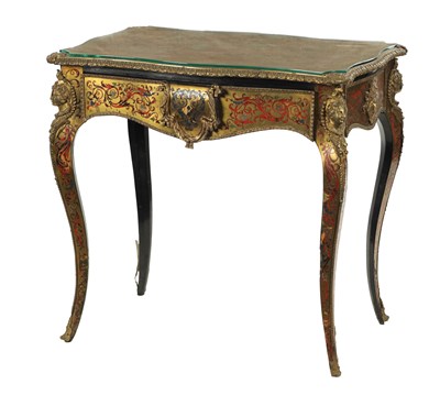 Lot 1380 - A 19TH CENTURY FRENCH TORTOISESHELL BOULLE SERPENTINE TABLE