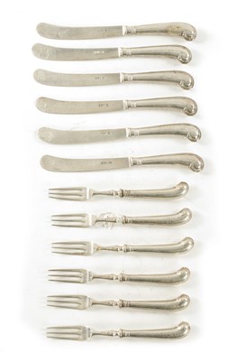 Lot 728 - A SET OF EDWARDIAN SILVER FRUIT KNIVES AND FORKS