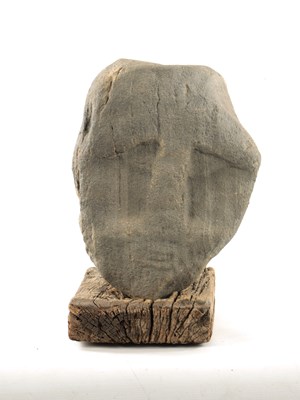 Lot 1027 - AN EARLY CARVED STONE HEAD / SCULPTURE