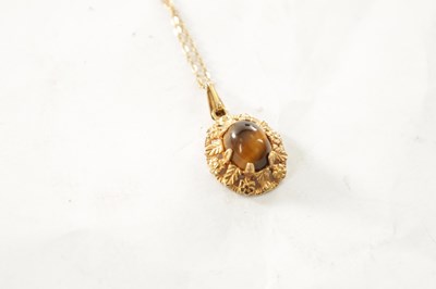 Lot 276 - A 9CT GOLD PENDANT NECKLACE WITH CABOCHON TIGER EYE