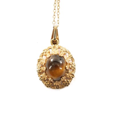 Lot 276 - A 9CT GOLD PENDANT NECKLACE WITH CABOCHON TIGER EYE