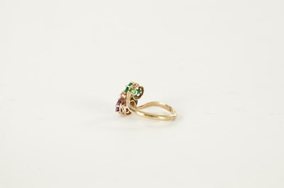 Lot 346 - A LADIES 9CT GOLD AMATHYST AND EMERALD RING