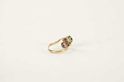 Lot 346 - A LADIES 9CT GOLD AMATHYST AND EMERALD RING