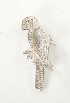 Lot 287 - AN 18CT WHITE GOLD AND DIAMOND BROOCH FORMED OF A PARROT