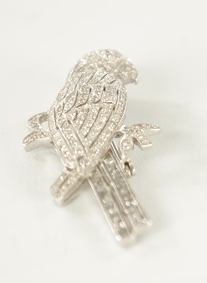 Lot 287 - AN 18CT WHITE GOLD AND DIAMOND BROOCH FORMED OF A PARROT