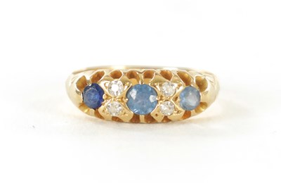 Lot 348 - A LADIES VINTAGE 18CT GOLD DIAMOND AND SAPPHIRE RING