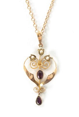 Lot 361 - AN ART NOUVEAU 9CT GOLD PEARL AND AMETHYST PENDANT ON MATCHING CHAIN